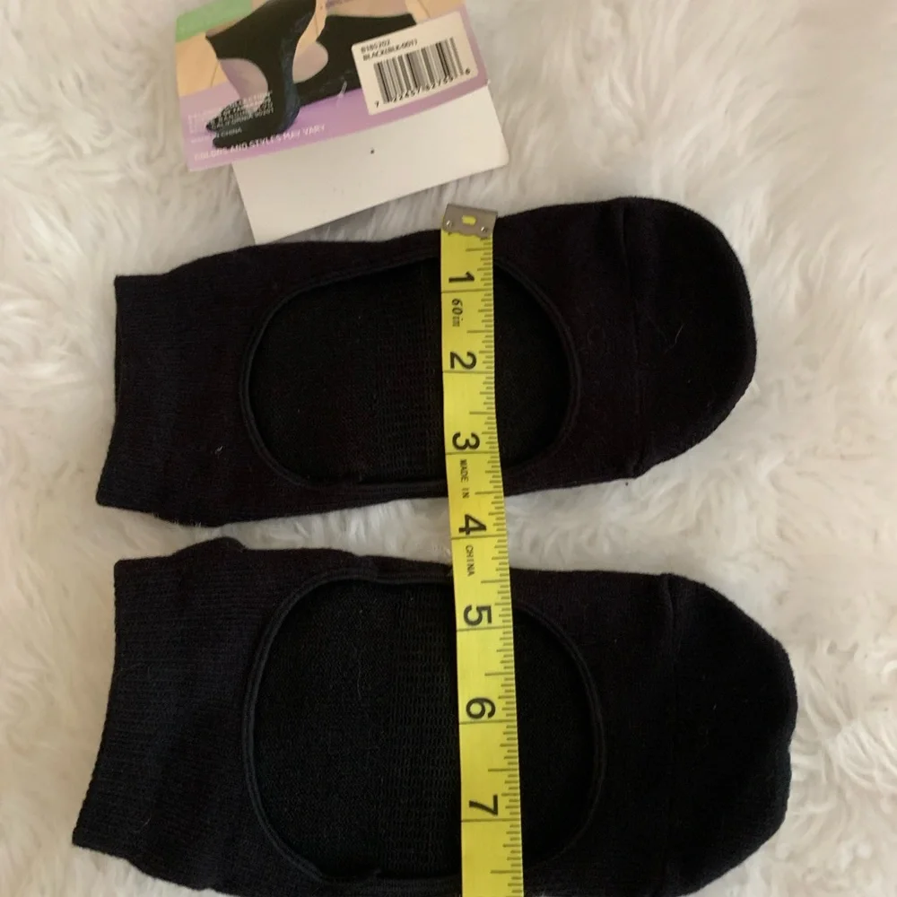 YOGA grip socks for Ladies 88% poly  in black One size NWT